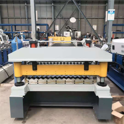 A folha de aço do telhado da cor do metal corrugou o rolo da folha que forma a máquina para o material de construção