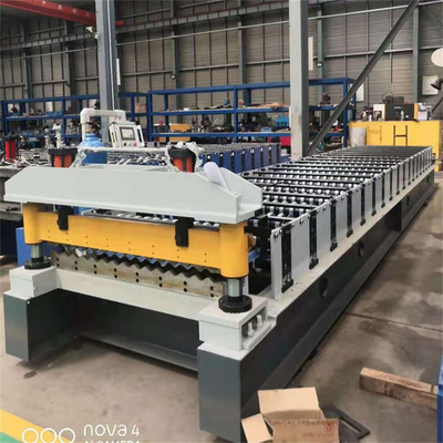 A folha de aço do telhado da cor do metal corrugou o rolo da folha que forma a máquina para o material de construção