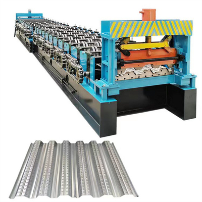 Telhando o rolo do Decking do assoalho que forma o corte do sistema hidráulico da máquina