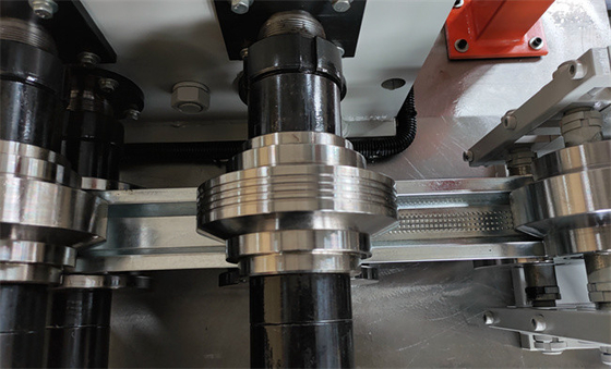 O parafuso prisioneiro do metal e a máquina da trilha galvanizaram a alta velocidade totalmente automático da folha